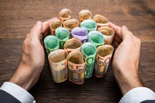 © Andrey Popov - Fotolia.com Foto: Geldscheine in Hand