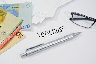 Foto: Geldscheine am Schreibtisch