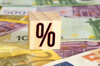 © studio v-zwoelf - Adobe Stock.com Foto: Euro-Scheine und Prozentzeichen