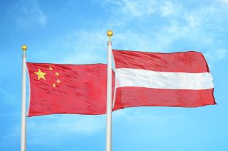 Foto: Flaggen - Österreich und China