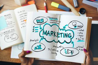 © Rawpixel.com - stock.adobe.com Foto: Notizbuch mit Marketingplanung darin