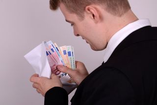 © photo 5000 - stock.adobe.com Foto: Mann mit Geldumschlag