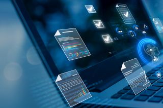 © Urupong - stock.adobe.com Foto: Notebook mit Dokumentensymbolen