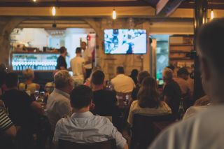 © M-Production - stock.adobe.com Foto: Gastraum mit Personen