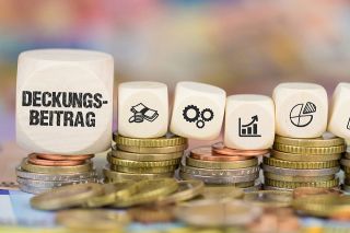 © magele-picture - stock.adobe.com Foto: Würfel mit der Aufschrift Deckungsbeitrag