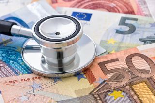 © Zerbo - stock.adobe.com Foto: Stethoskop auf Geldscheinen