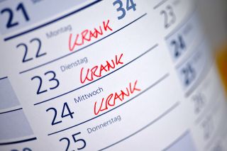 © nmann77 - stock.adobe.com Foto: Kalender mit Krankentagen